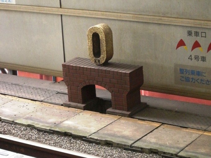 This photo shows a zero inside a train station.