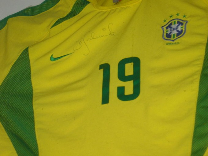 This photo shows the number 19 on a Brazilian football team uniform.