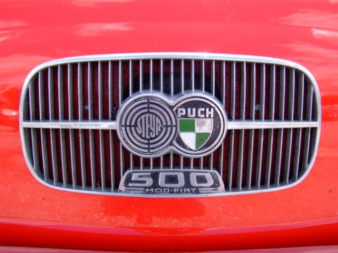 This photo shows the number 500 on the grill of a Fiat car.